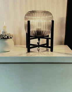 Aneta Lighting pöytävalaisin Vinda musta/savulasi