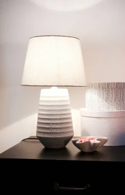 Aneta Lighting Pöytävalaisin Mona