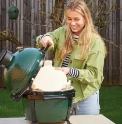 Big Green Egg hiiligrilli MiniMax jalustalla