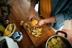 Fiskars Functional Form kuorimaveitsi kaarevalla terällä 7 cm