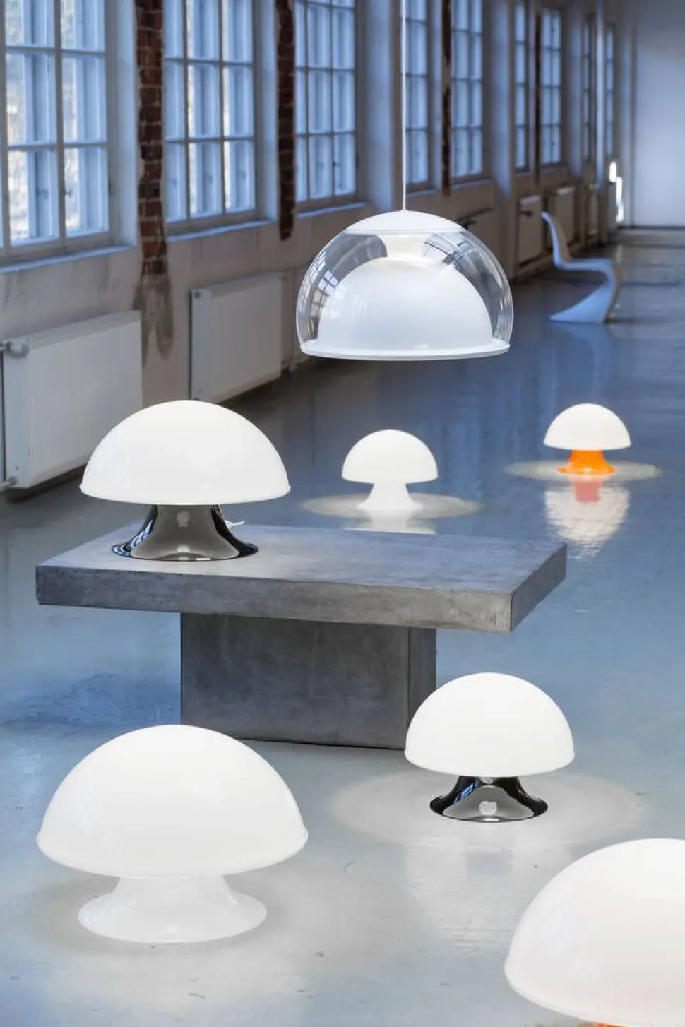 Fosto La Boheme Ø 390 mm pöytävalaisin opaalinvalkea/musta