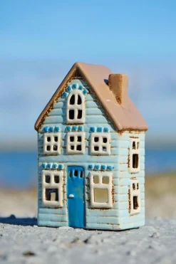 IB Laursen talolyhty Visby sininen ovi ja ruskea katto