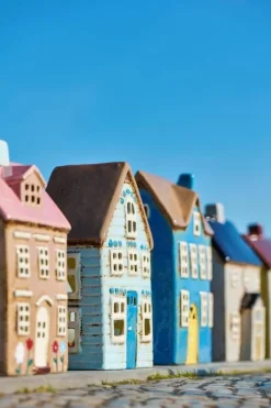 IB Laursen talolyhty Visby sininen ovi ja ruskea katto