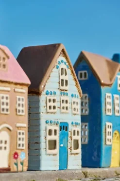 IB Laursen talolyhty Visby sininen ovi ja ruskea katto