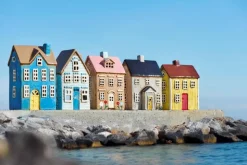 IB Laursen talolyhty Visby sininen ovi ja ruskea katto