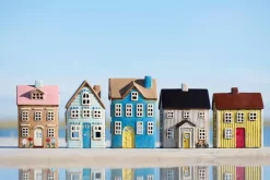 IB Laursen talolyhty Visby sininen ovi ja ruskea katto