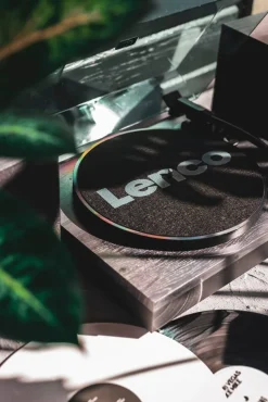 Lenco vinyylilevysoitin + kaiuttimet LS-300  musta