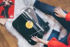 Lenco vinyylilevysoitin bluetooth lähettimellä LBT-120BK  musta