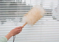 Sini Pölyhuiska lampaanvillaa