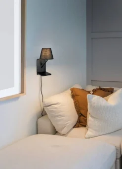 Trio Lighting Comfort seinävalaisin E14 mattamusta latausase