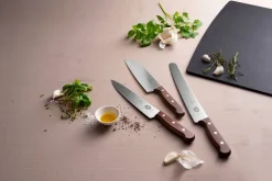 Victorinox Santoku 17 cm ovaalihiottu puukahvalla