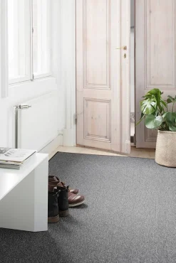 VM-Carpet Balanssi 98 tummanharmaa, 80*300 cm, kantti 5460