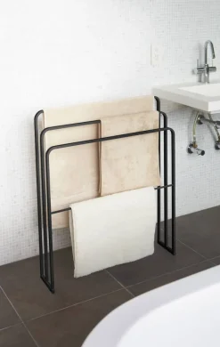 Yamazaki kylpypyyheteline Tower musta