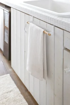 Yamazaki pyyheteline kaapinoveen