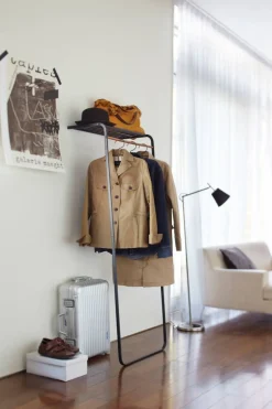 Yamazaki vaateteline musta