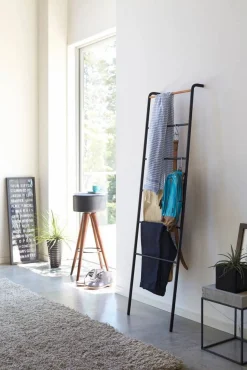 Yamazaki vaateteline musta