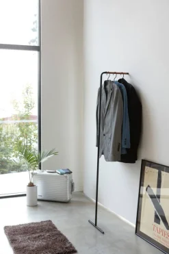 Yamazaki Vaateteline Tower Slim musta