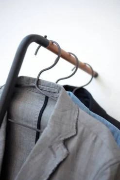 Yamazaki Vaateteline Tower Slim musta